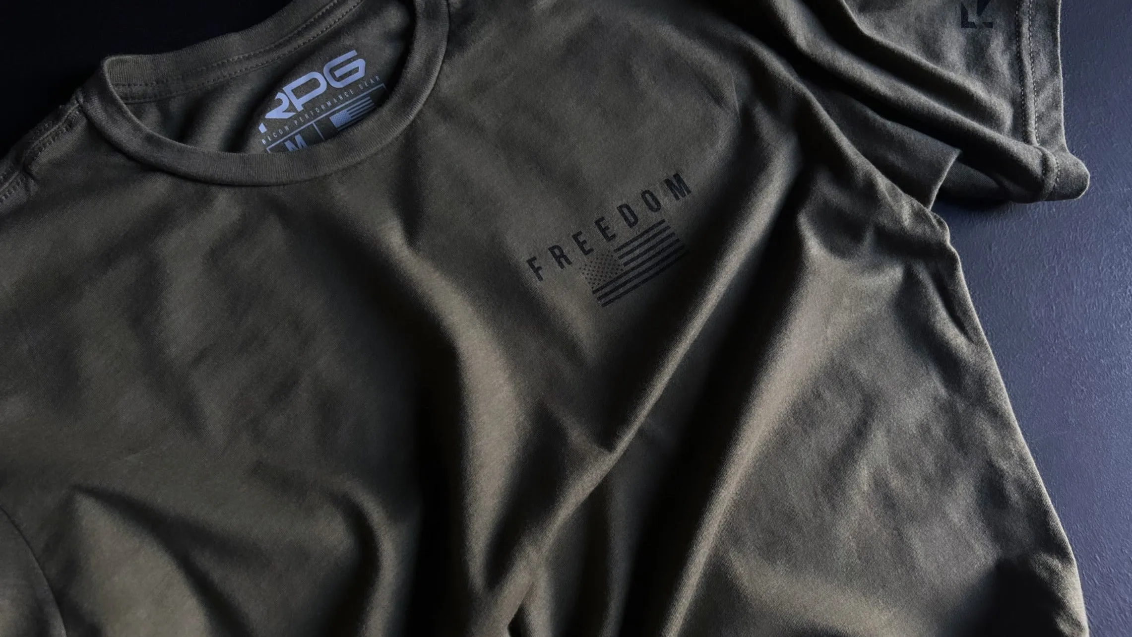 MEN'S RPG "FREEDOM 22" MILITARY GREEN GRAPHIC TEE.